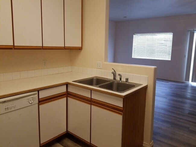 Building Photo - 1706/1708peni