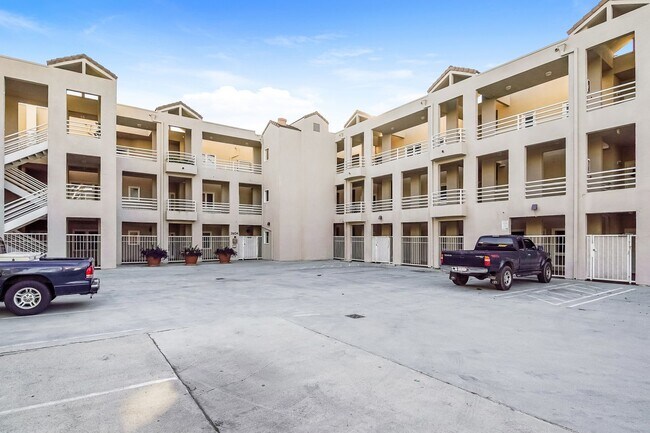 Building Photo - PENTHOUSE-STYLE UNIT IN SIGNAL HILL  w/180 degree Views 3Br/2Ba $3750mo