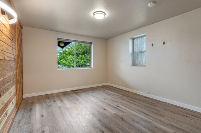 Building Photo - Gallatin Gateway Rental Just Steps from the River