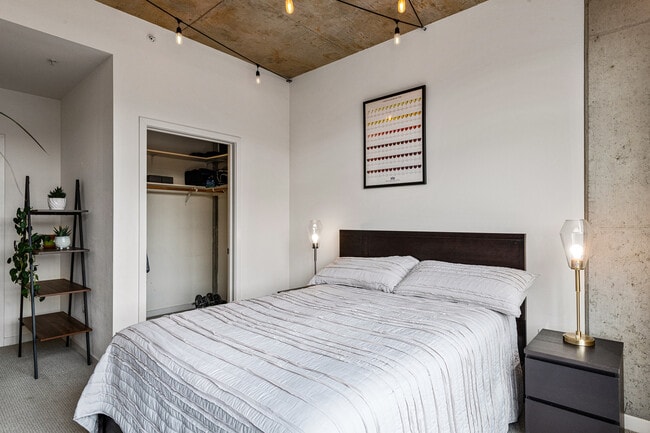 Building Photo - 288 3rd St