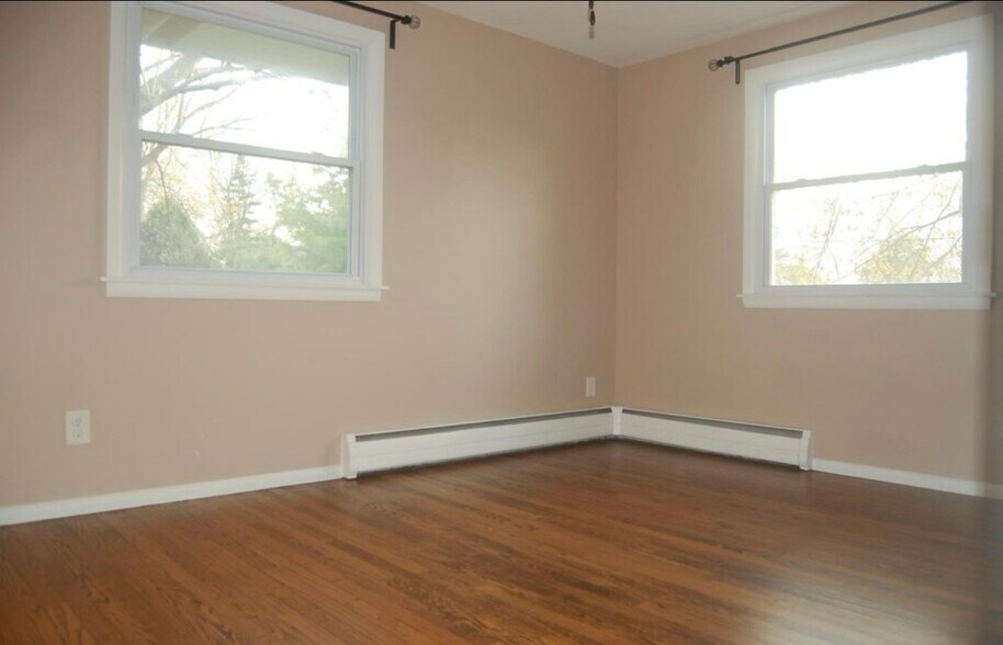 Building Photo - 4575 Coral Dr