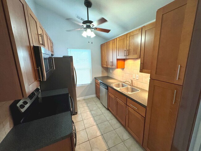 Building Photo - End unit Townhome in the heart of Chesapeake! Available Late July