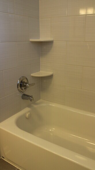 Guest bathroom tub. - 2614 Edge O Lake Dr