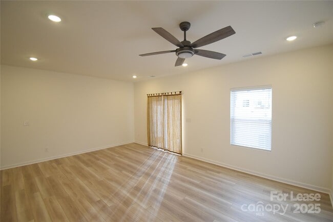 Building Photo - 752 Kitfox Dr NW