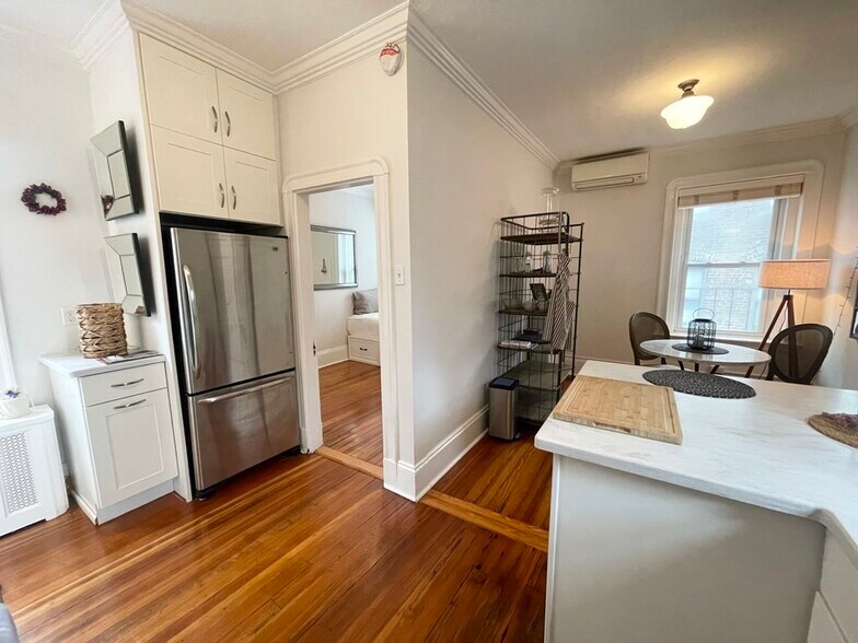 Building Photo - 146 Charles St