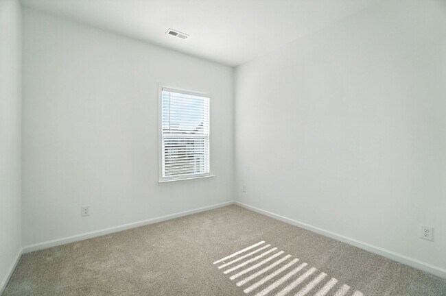 Building Photo - Brand-new three-story townhome in the Univ...