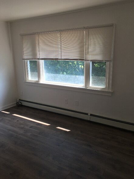 Building Photo - 1042 Main St