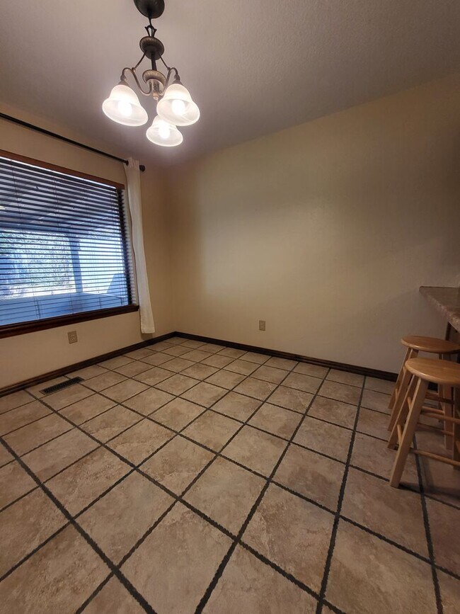 Building Photo - (3) Bed/(2) Bath w/ Storm Shelter! Pets Negotiable!