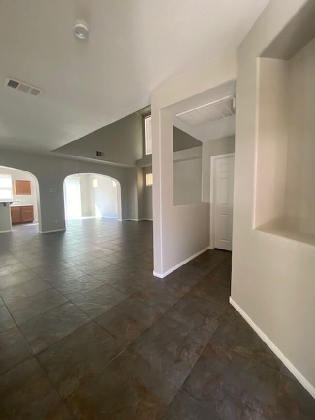 Building Photo - Southern Highlands 4 Bedroom- Single Famil...