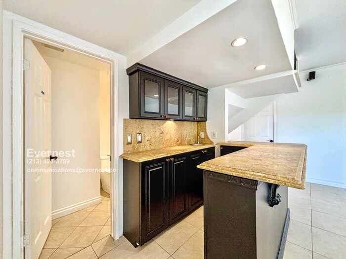 Building Photo - 10211 Clematis Ct