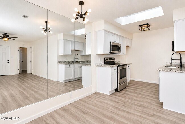Building Photo - 20402 N 6TH Dr