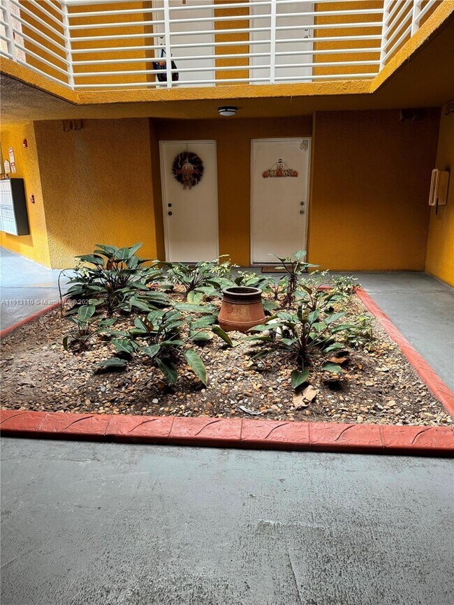 Building Photo - 9705 Fontainebleau Blvd