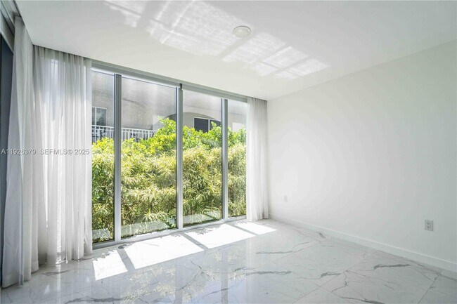 Building Photo - 8425 Crespi Blvd