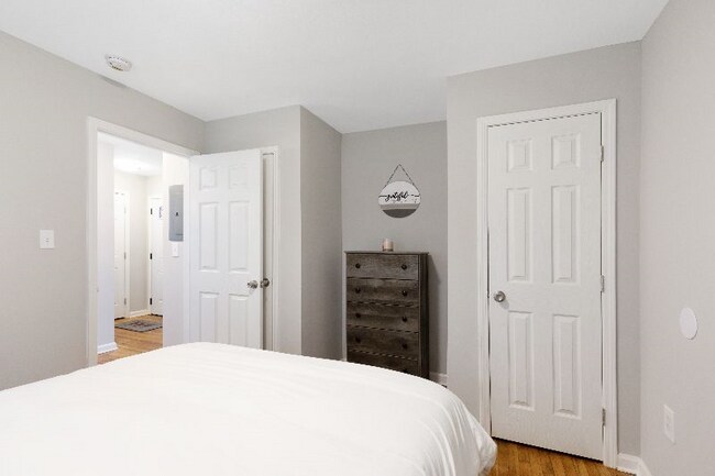 Building Photo - Smith St