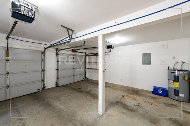 Building Photo - Charming 3-Level Home with Water Access in...