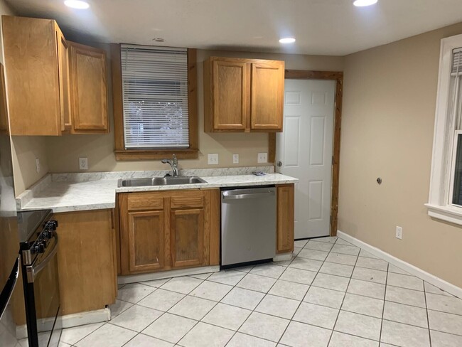 Building Photo - 575 E Kossuth St