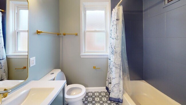 Building Photo - Furnished 3 Bed 1 Bath with Fenced Backyard