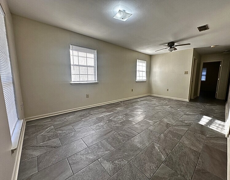 Building Photo - 111 Mallard Dr