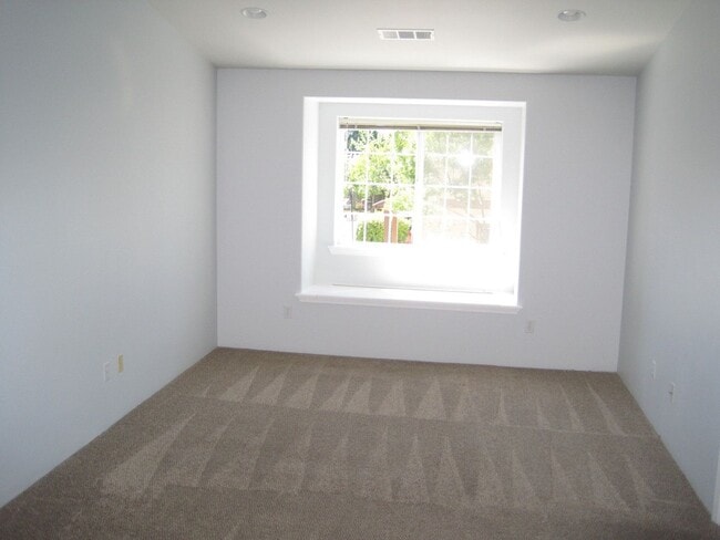 Building Photo - Beautiful Town Home for Rent