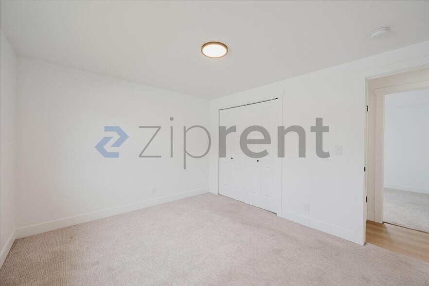 Building Photo - Unit