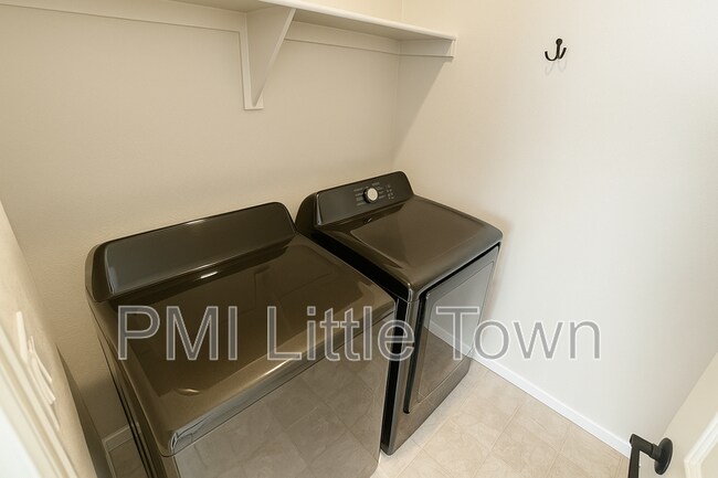 Building Photo - 8734 Middle Frk St