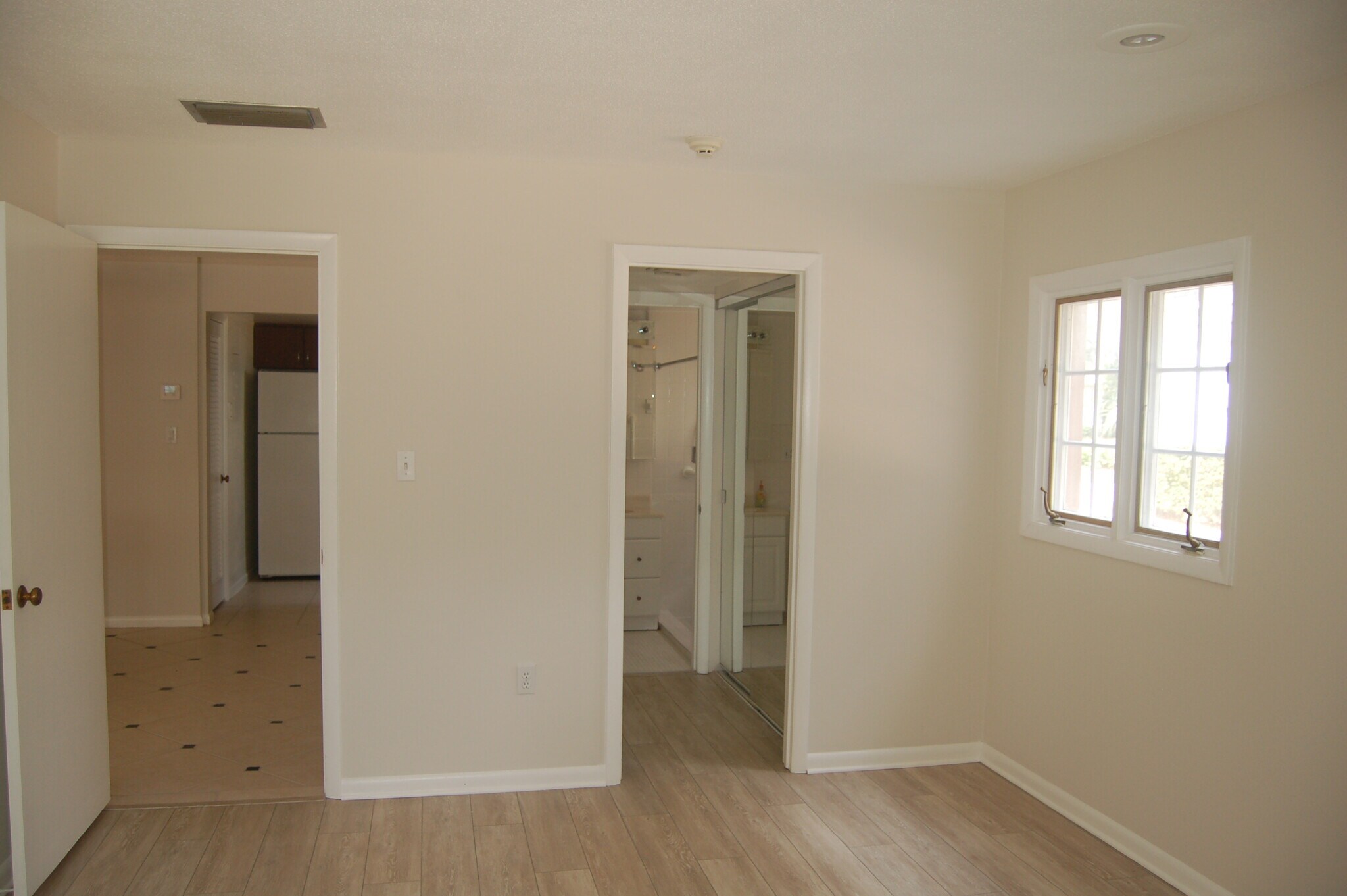 Building Photo - 1920 Woodcrest Dr