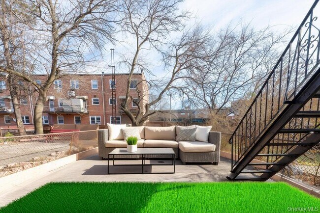 Building Photo - 877 E 55th St