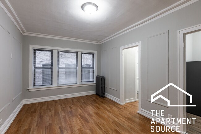 Primary Photo - 5451 S Cornell Ave