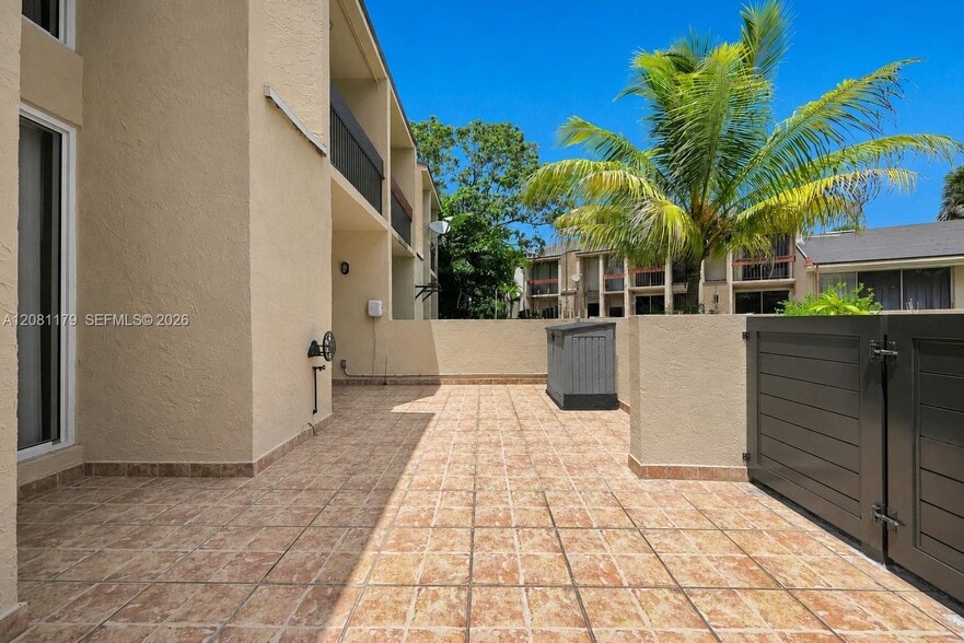 Building Photo - 9133 Fontainebleau Blvd