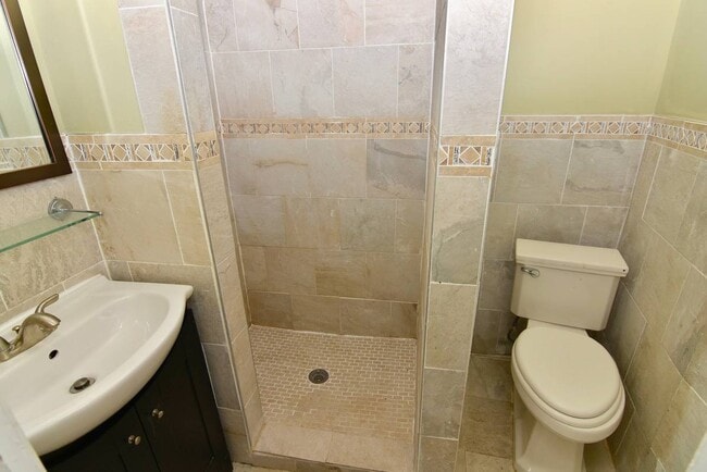 Building Photo - 220 Buckingham Pl