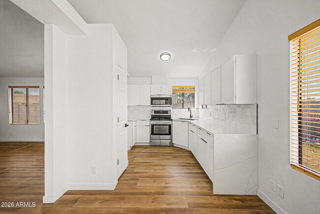 Building Photo - 921 S Val Vista Dr