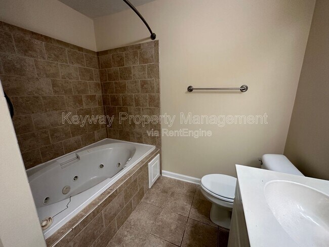 Building Photo - 2136 Sylvan Lake Dr