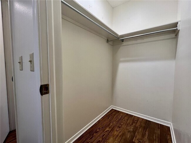 Building Photo - 2004 Horseshoe Dr