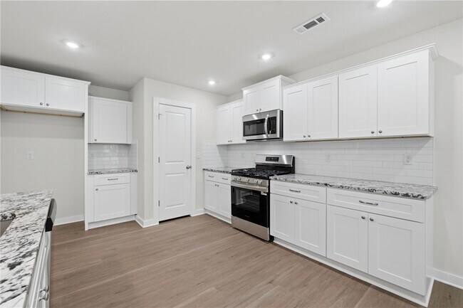 Building Photo - 1315 Valley Dr