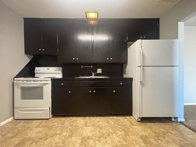 Building Photo - 1033 W Washita St