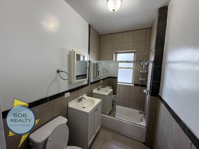 Building Photo - 2140 Clarence Ave