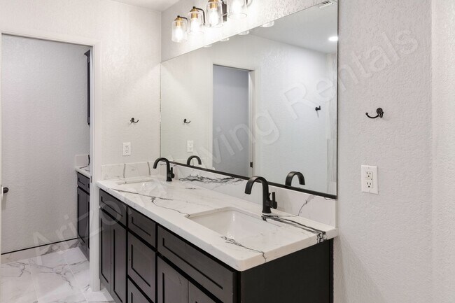 Building Photo - SPACIOUS CONDO WITH POOL