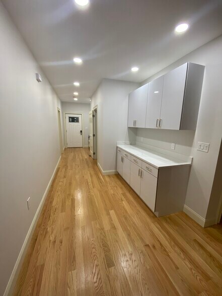 Building Photo - 583 Highland Ave