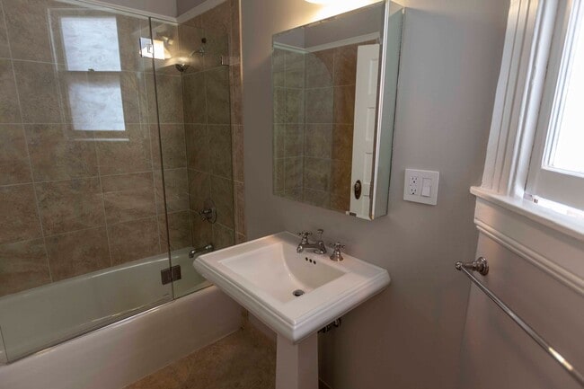 Building Photo - Beautifully Remodeled 3BR 2BA Top Floor Condo in Presidio Heights