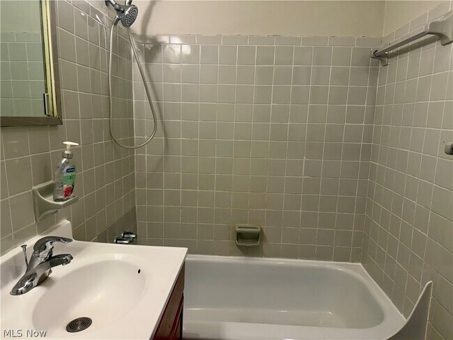 Building Photo - 11850 Edgewater Dr