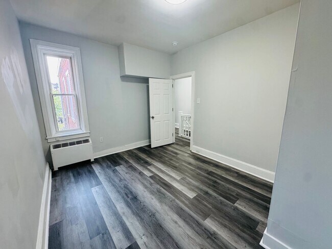 Building Photo - Large 4 bd Remodeled Section 8 Home!! Sect...