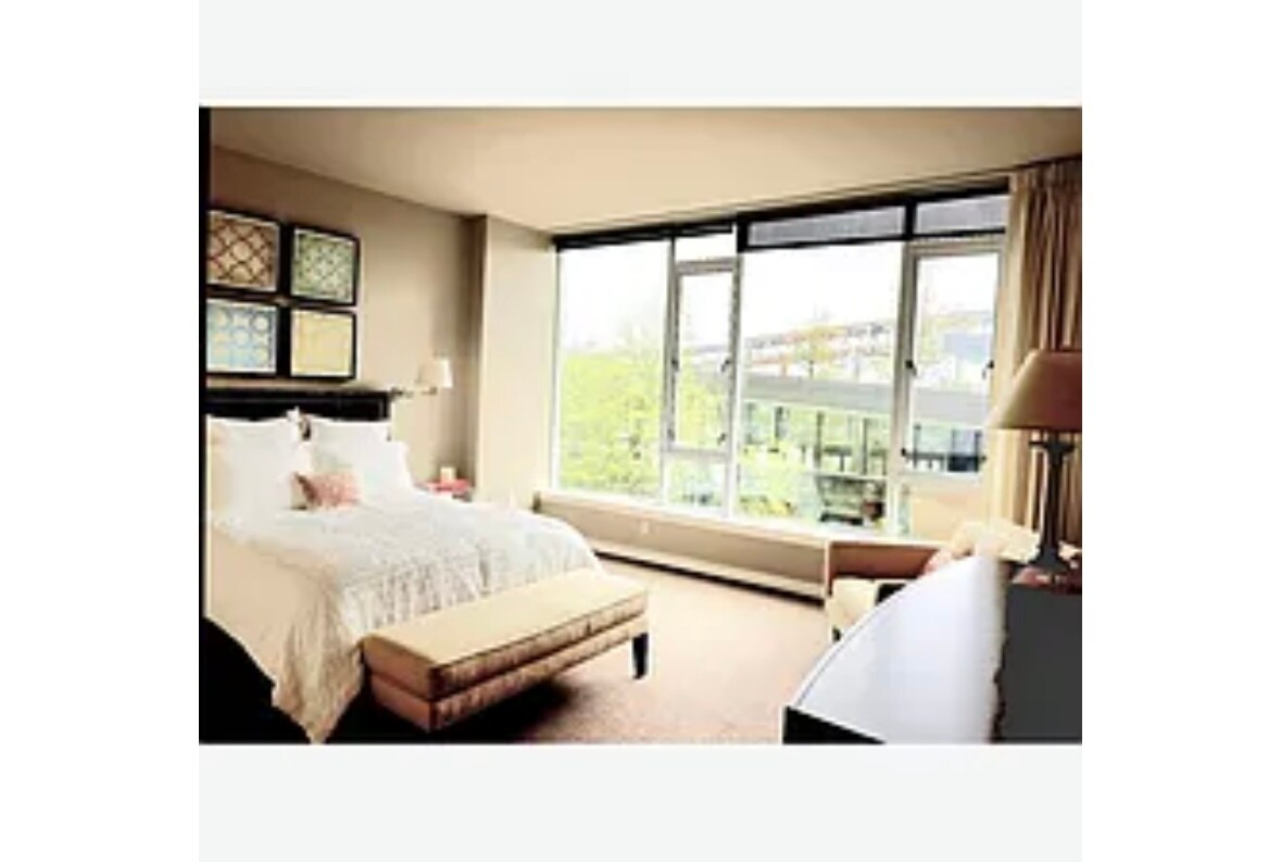 Building Photo - 1900 S River Dr