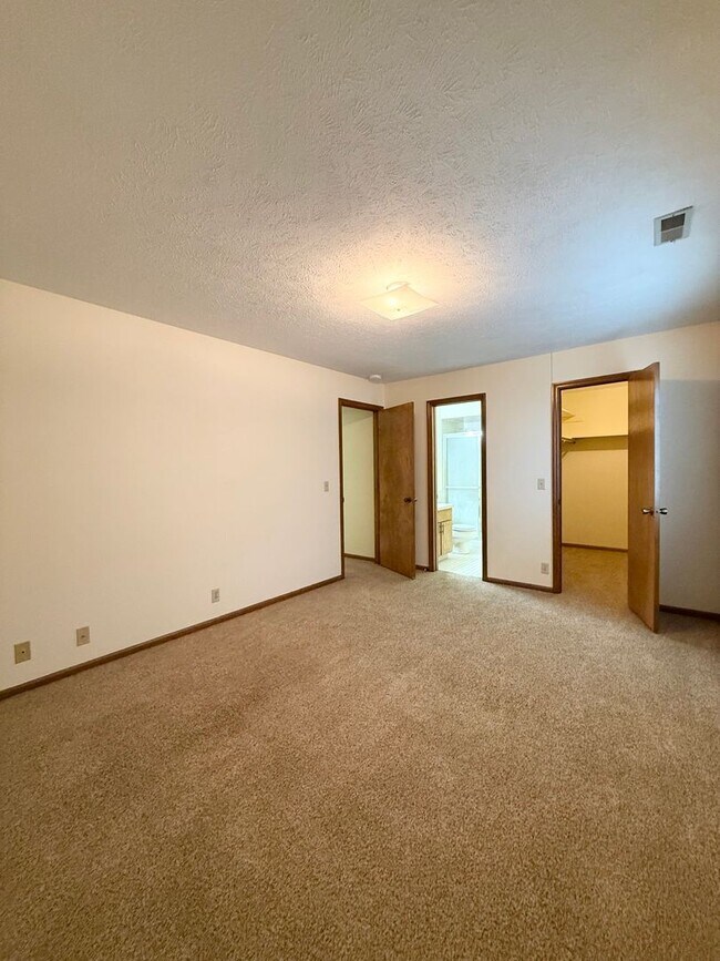 Building Photo - Lamplighter 01