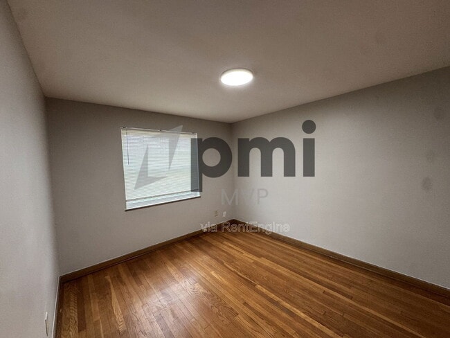 Building Photo - 2137 Ridgeview Rd