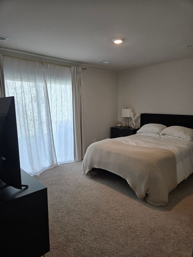 Building Photo - Beautiful Townhome in La Plata