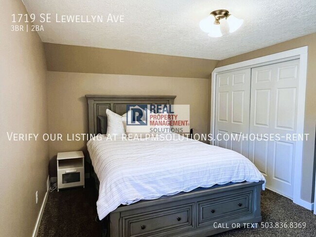 Building Photo - 1719 SE Lewellyn Ave