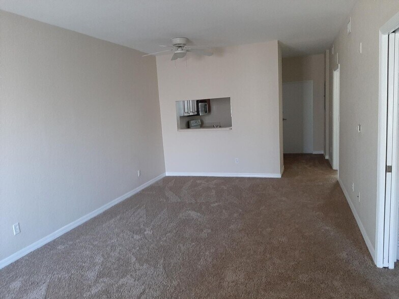 Building Photo - Coming early August 2/2  Ground floor  with newer carpeting