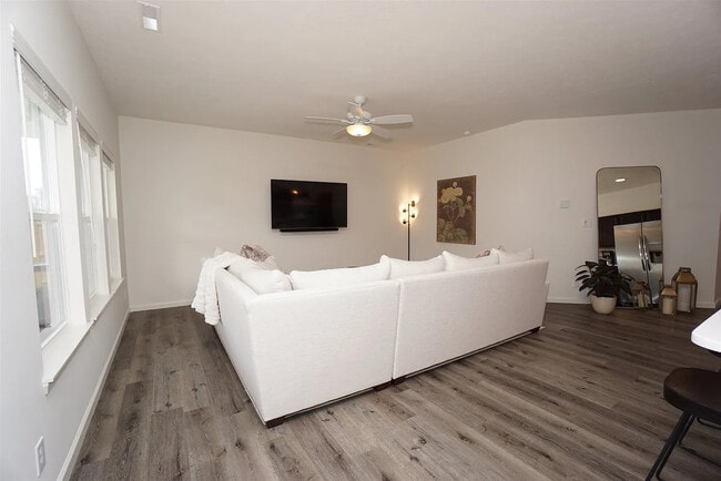 Building Photo - 2922 Poinciana Dr