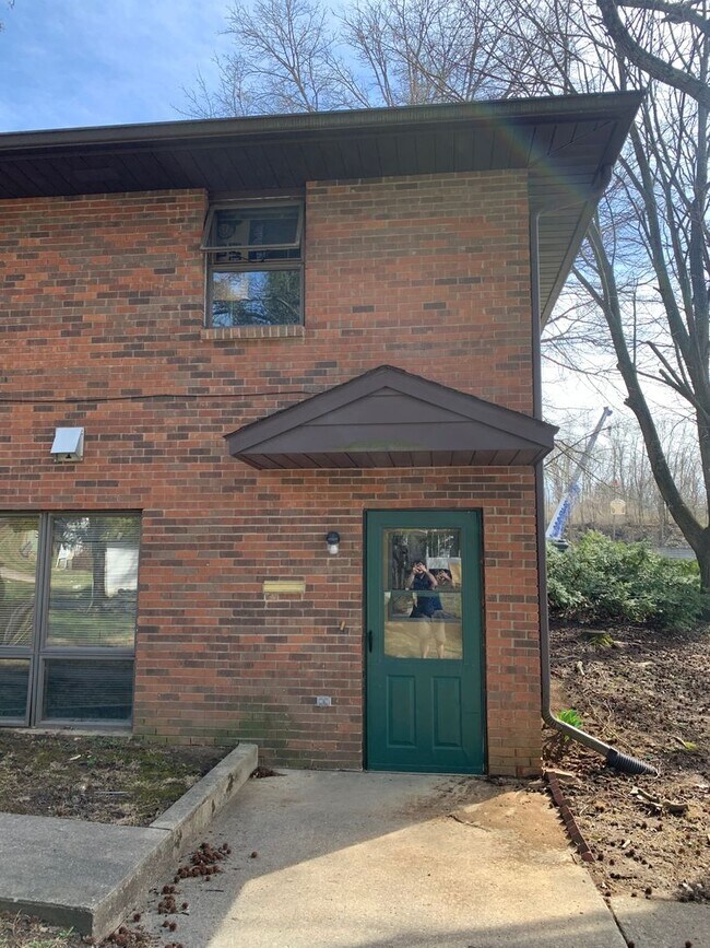 Building Photo - ***AUGUST 2027*** Lower Level 2 bedroom, 2 bath home with large yard (Great for large group!)