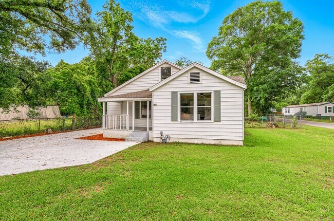 Building Photo - Remodeled 3 Bed/2 Bath Home with Bonus Upper Room Near Booming 9 Mile Rd Hub